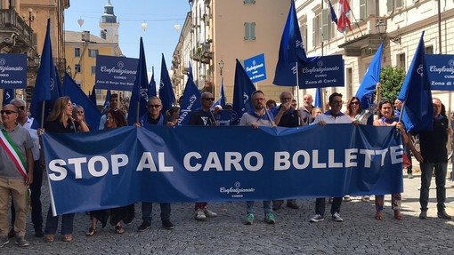 Singolare protesta di Confartigianato Cuneo: consegnati alla Prefettura due bancali di bollette [FOTO E VIDEO]