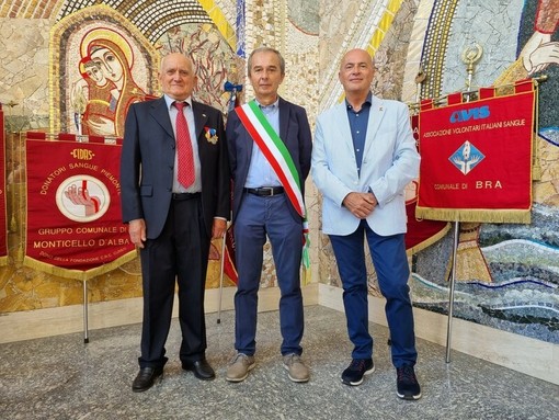 I presidenti di Avis e Fidas, Armando Verrua e Tommaso Allocco, con il sindaco di Bra, Gianni Fogliato I presidenti di Avis e Fidas, Armando Verrua e Tommaso Allocco, con il sindaco di Bra, Gianni Fogliato