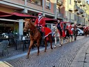La sfilata dei Babbi Natale a cavallo a Bra La sfilata dei Babbi Natale a cavallo a Bra