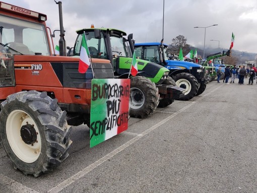 Centocinquanta trattori in protesta a Santo Stefano Belbo: “Vogliamo risposte concrete” [FOTO E VIDEO]
