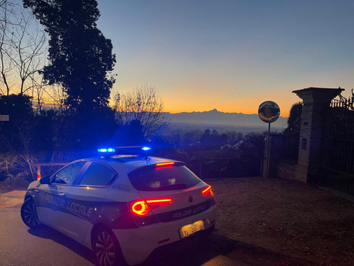 Danneggia dehor e decorazioni natalizie nel centro di Bra: allontanato per tre anni