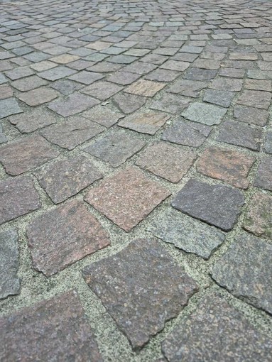 Alba: modifiche temporanee alla viabilità in via Acqui per la riqualificazione della pavimentazione