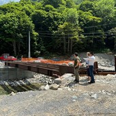 Nuovo ponte a Terme di Valdieri, posate le travi portanti: sarà pronto e collaudato per fine anno