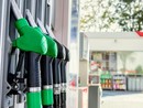 Benzina e gasolio, esodo estivo senza rincari ma viaggiare è comunque un salasso: l'analisi del Codacons
