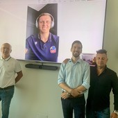 Da sinistra: il DS di Cuneo Volley Paolo Brugiafreddo, il socio titolare di Sames Andrea Massarenti ed il direttore generale Davide Bima. Al centro, in collegamento streaming, Karli Allik Da sinistra: il DS di Cuneo Volley Paolo Brugiafreddo, il socio titolare di Sames Andrea Massarenti ed il direttore generale Davide Bima. Al centro, in collegamento streaming, Karli Allik