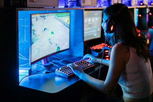 L'amica condannata per gli ammanchi ne avrebbe giocato una parte rilevante all'interno di sale giochi