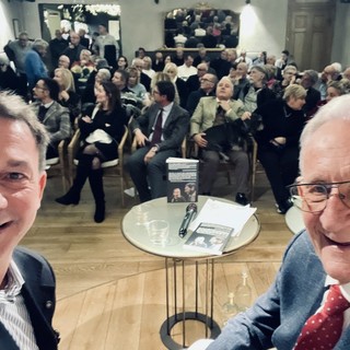 Beppe Ghisolfi ha presentato a Saluzzo il nuovo giallo di Gian Maria Aliberti Gerbotto con protagonista Vincenzo Mollica Beppe Ghisolfi ha presentato a Saluzzo il nuovo giallo di Gian Maria Aliberti Gerbotto con protagonista Vincenzo Mollica