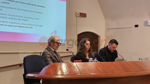 In foto al centro la presidente della Fondazione Ospedale Savigliano Saluzzo Fossano Valeria Ghio Vanzetti e a destra il vicepresidente Claudio Bertolotto. A destra il presidente del Comitato scientifico promotore Baldassarre Doronzo