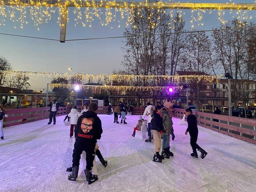 Pomeriggio speciale sulla pista di pattinaggio di Bra per la &quot;Scuola di quartiere&quot;