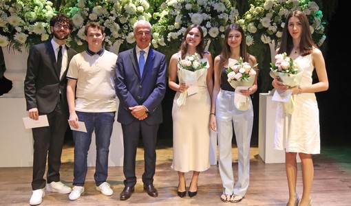 Carlo Vassallo, segretario generale della Fondazione Ferrero, al podio e con gli studenti assegnatari della borsa di studio
