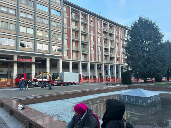 Piazza Europa, 33 mila euro per le telecamere: il Comune blinda il cantiere mentre si attende il verdetto sui cedri