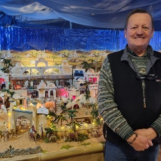 In foto Silvio Fissore e il presepe di famiglia, visitabile gratuitamente a Bra