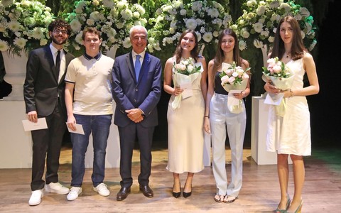 Carlo Vassallo, segretario generale della Fondazione Ferrero, al podio e con gli studenti assegnatari della borsa di studio