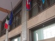 Le bandiere a mezz'asta davanti al palazzo della Provincia a Cuneo