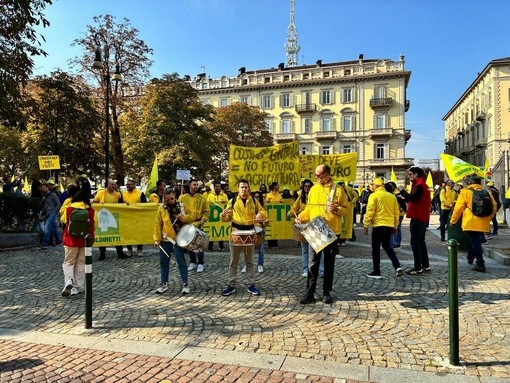 Campanacci e trattori, agricoltori in protesta: "Costi troppo alti, la Regione ci aiuti"