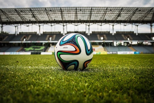Aggredisce l’arbitro con calci e pugni dopo la partita: due anni di squalifica per un giocatore dell'under19