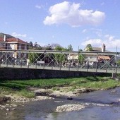 Il fiume Bormida in pieno centro a Cortemilia. Presto importanti lavori idraulici e di messa in sicurezza spondale