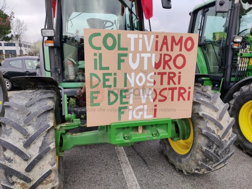 Coldiretti attacca le proteste dei trattori. Due agricoltori cuneesi: &quot;Simboli e colori del sindacato non ci incantano più!&quot;
