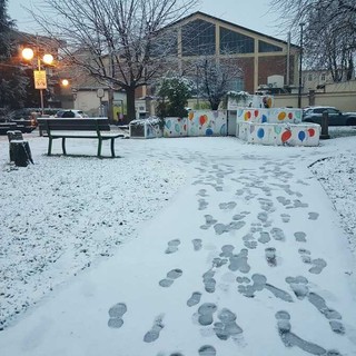 In foto piazzetta Falcone e Borsellino imbiancata, a Bra In foto piazzetta Falcone e Borsellino imbiancata, a Bra
