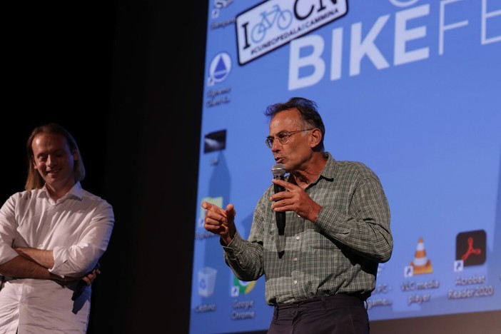 Marco Pastonesi presenta “Strade nere” al Cuneo Bike Festival – evento off ad Alba Marco Pastonesi presenta “Strade nere” al Cuneo Bike Festival – evento off ad Alba