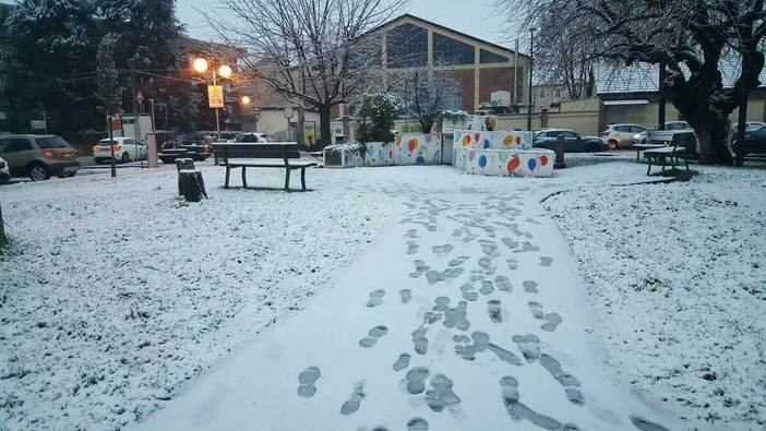 In foto piazzetta Falcone e Borsellino imbiancata, a Bra