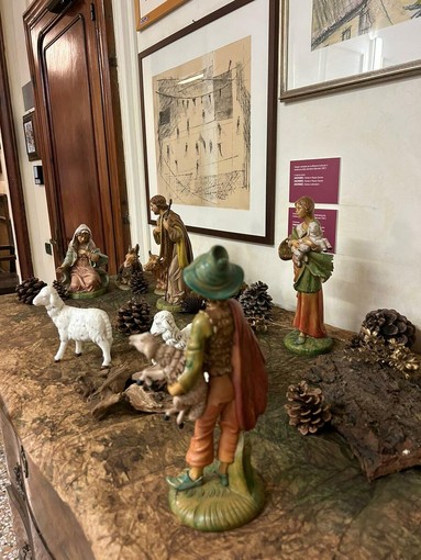 Il presepe allestito in Municipio ad Alba