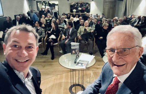 Beppe Ghisolfi ha presentato a Saluzzo il nuovo giallo di Gian Maria Aliberti Gerbotto con protagonista Vincenzo Mollica Beppe Ghisolfi ha presentato a Saluzzo il nuovo giallo di Gian Maria Aliberti Gerbotto con protagonista Vincenzo Mollica