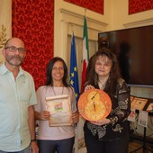 Nella foto la premiazione di Mauro Giordano e Francesca Digiglio per il libro “Pellegrini sulla Strada di Santiago” (Primalpe editore, 2022)