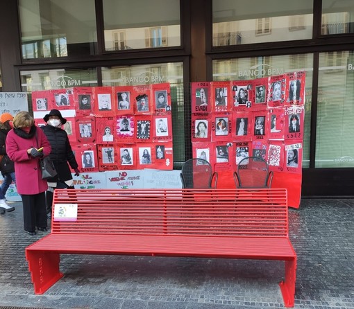 Una panchina rossa in via Cavour a Bra per dire basta alla violenza sulle donne (Foto)