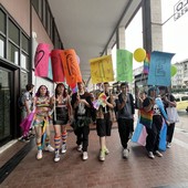 I portici salvano il Cuneo Pride: il temporale non ferma la rumorosa e colorata sfilata [FOTO e VIDEO]