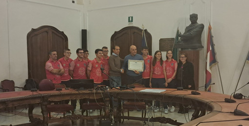 Nella foto: la premiazione nella sala Giolitti della Provincia di Cuneo dell'Auxilium Saluzzo con il consigliere provinciale Simone Manzone
