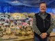 In foto Silvio Fissore e il presepe di famiglia, visitabile gratuitamente a Bra In foto Silvio Fissore e il presepe di famiglia, visitabile gratuitamente a Bra