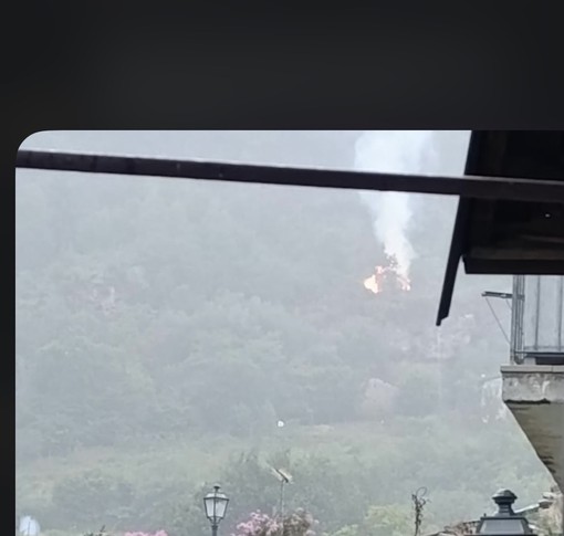 MALTEMPO / Fulmine colpisce zona boschiva a Revello e provoca un principio di incendio MALTEMPO / Fulmine colpisce zona boschiva a Revello e provoca un principio di incendio
