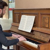 Lorenzo Bongiovanni, il compositore che dona pianoforti per avvicinare le persone alla musica [VIDEO]