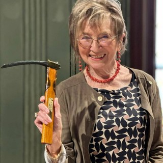 La consegna dello zappino del trifolao a Paola Bonfante nel 2023 La consegna dello zappino del trifolao a Paola Bonfante nel 2023