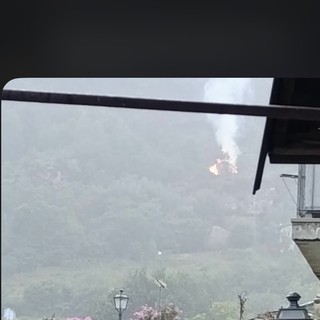 MALTEMPO / Fulmine colpisce zona boschiva a Revello e provoca un principio di incendio MALTEMPO / Fulmine colpisce zona boschiva a Revello e provoca un principio di incendio