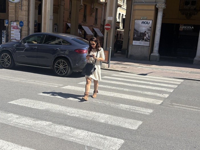 Occhio allo smartphone sulle strisce: il nuovo Codice della Strada potrebbe costare 75 euro ai pedoni Occhio allo smartphone sulle strisce: il nuovo Codice della Strada potrebbe costare 75 euro ai pedoni