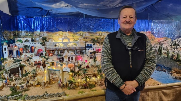 In foto Silvio Fissore e il presepe di famiglia, visitabile gratuitamente a Bra