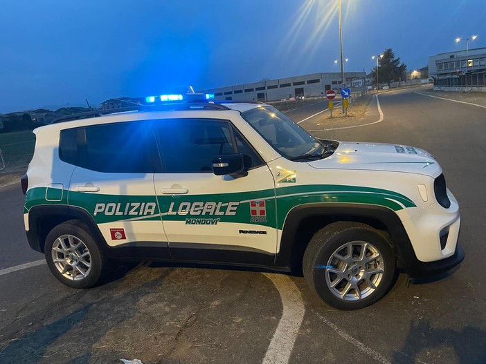 Scontro tra auto e ambulanza sulla tangenziale a Mondovì Scontro tra auto e ambulanza sulla tangenziale a Mondovì