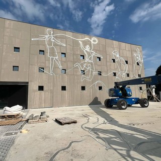 Le decorazioni che adornano la facciata della palestra Le decorazioni che adornano la facciata della palestra