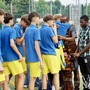 Saluzzo, i compagni di squadra consegnano la maglia n. 10 di Rasmane al padre . - foto Paola Ravazzi