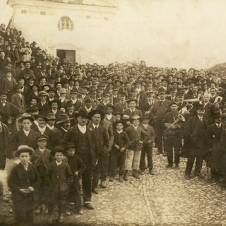 Roddino ed i suoi abitanti nel 1913: una foto di gruppo che ha fatto la storia del paese (Foto Liberino)