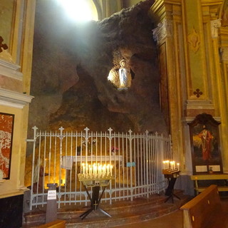 Replica della grotta di Lourdes nella chiesa di Santa Maria degli Angeli, a Bra