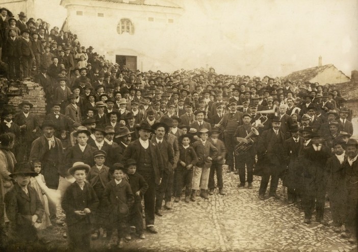 Roddino ed i suoi abitanti nel 1913: una foto di gruppo che ha fatto la storia del paese (Foto Liberino)