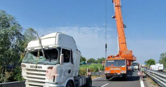 Il recupero del mezzo pesante finito fuori strada Il recupero del mezzo pesante finito fuori strada