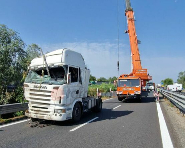 Il recupero del mezzo pesante finito fuori strada Il recupero del mezzo pesante finito fuori strada