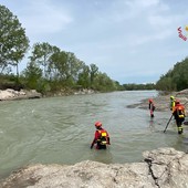 Avvistato un indumento rosso in acqua: droni dei vigili del fuoco sorvolano il Tanaro ad Alba Avvistato un indumento rosso in acqua: droni dei vigili del fuoco sorvolano il Tanaro ad Alba