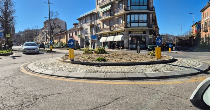 L'opposizione ha sollevato il tema del decoro delle rotatorie sull'asse di corso Langhe