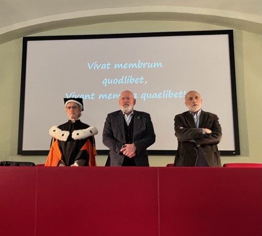 Il rettore dell’Università Bartolomeo Biolatti, Frans Timmermans e Carlo Petrini. Nelle foto in basso: altri momenti dell'inaugurazione