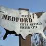 Nuove insegne in piazza Medford omaggiano la prima città gemellata con Alba Nuove insegne in piazza Medford omaggiano la prima città gemellata con Alba